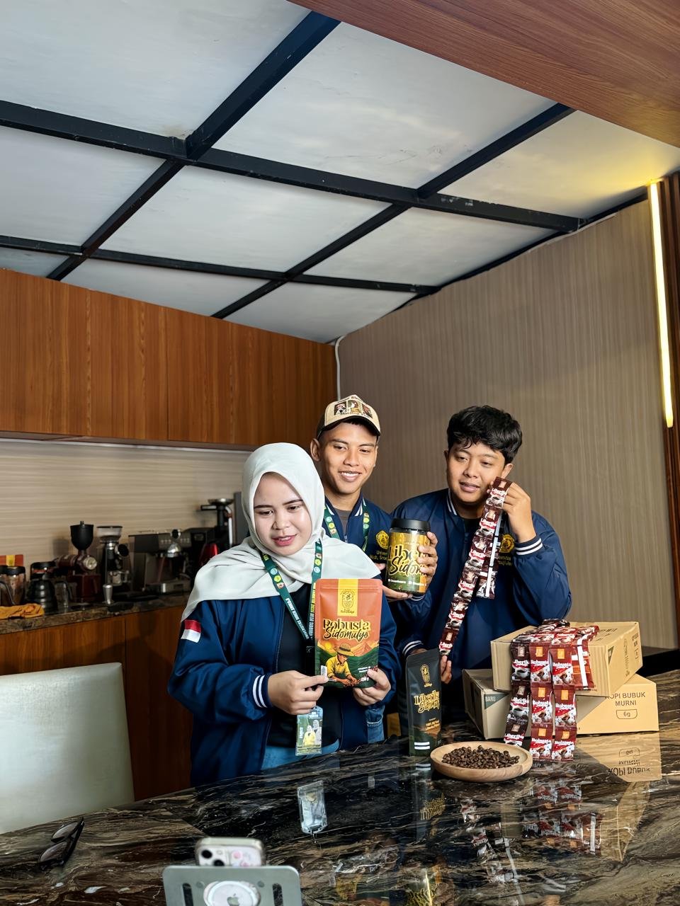 Tim KKN memperkenalkan produk kemasan Kopi Sidomulyo