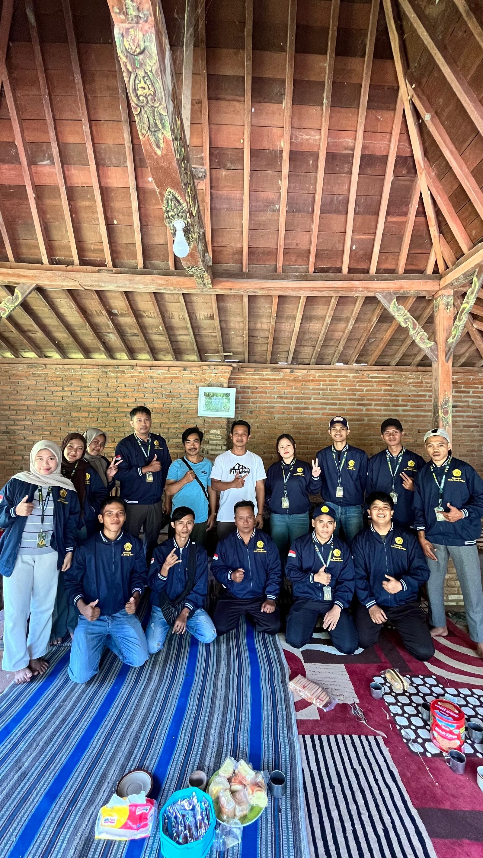 Foto bersama tim KKN dan petani kopi Sidomulyo