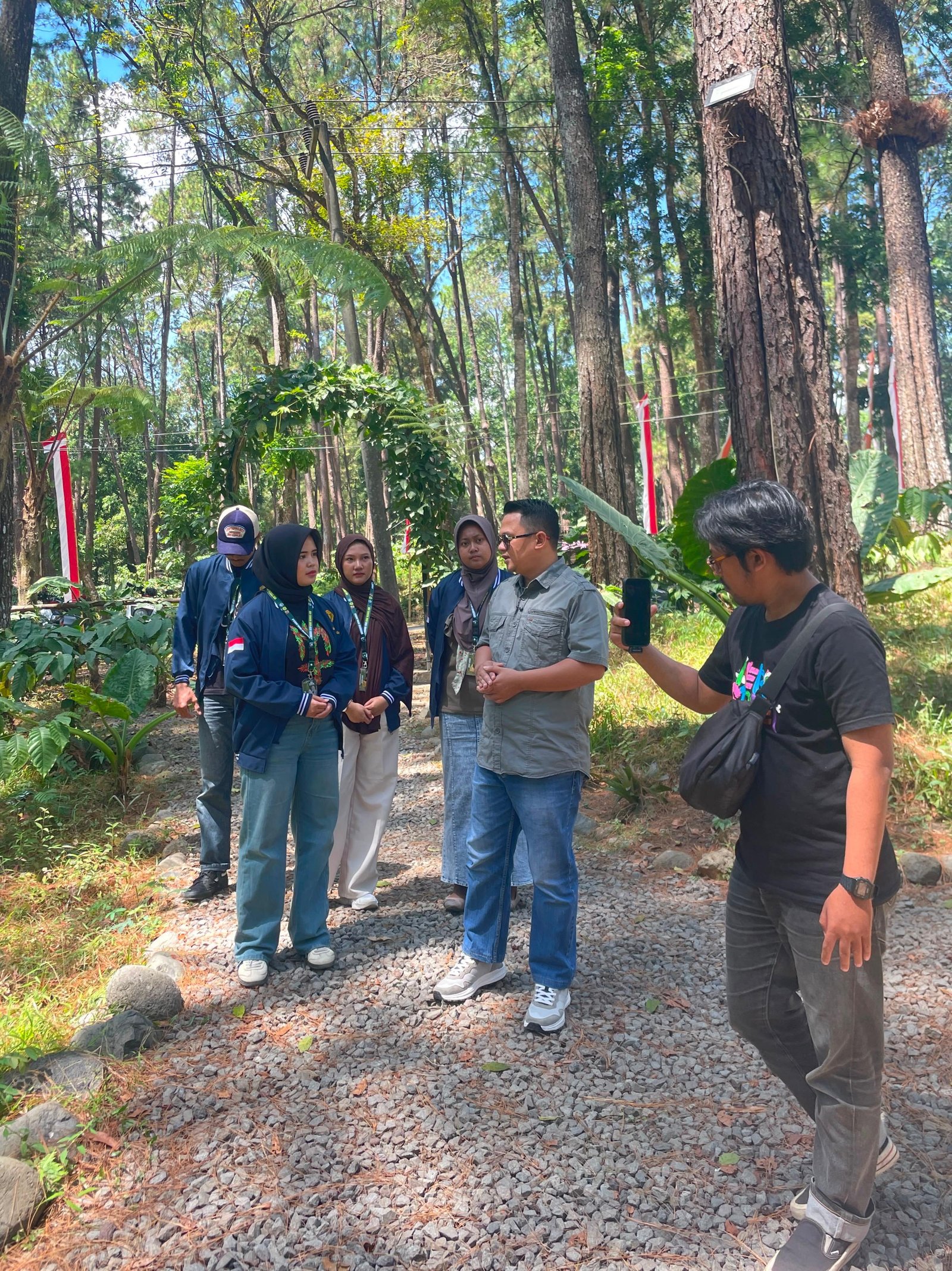 Diskusi lapangan tim KKN bersama pendamping di kebun
