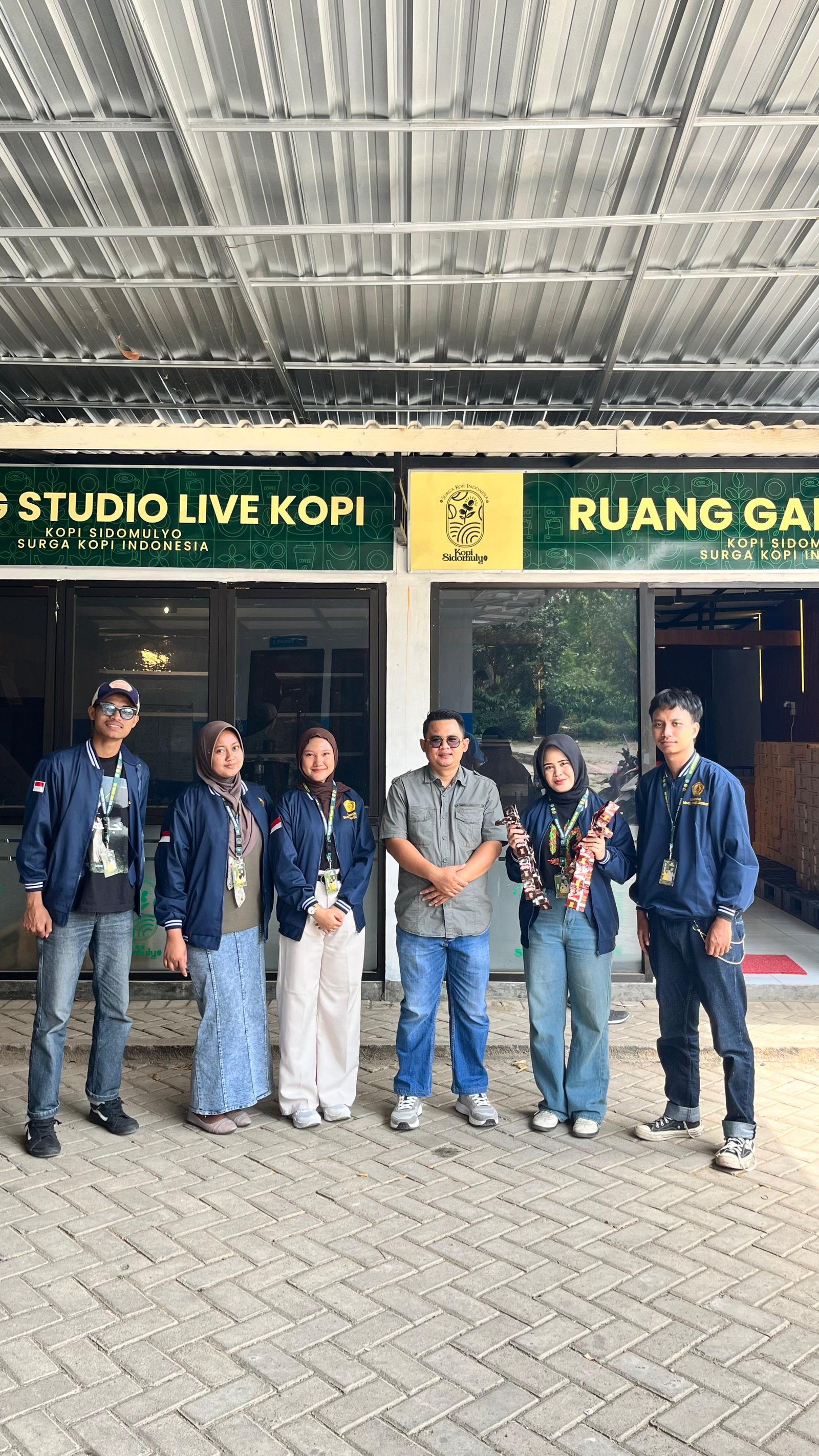 Tim KKN berkunjung ke Studio Live Kopi Sidomulyo